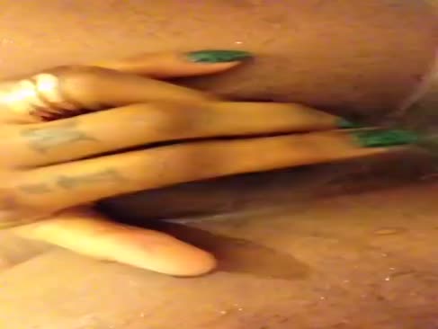 Salope guyanaise-jolie gamine se masturbe sous la douche partie 2