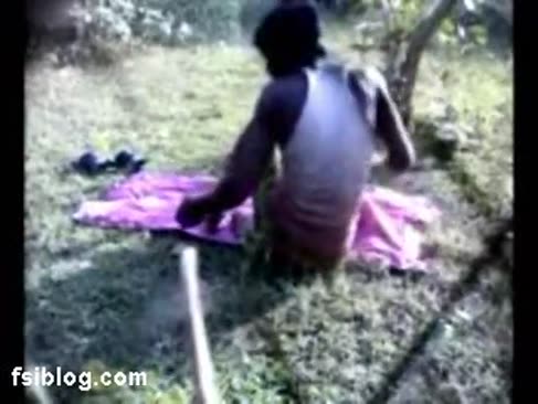 Odisha dame sabita durchdrungen von geliebten im wald